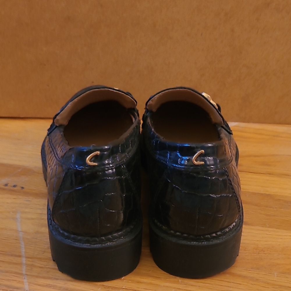 Chic Black Croc-Embossed Loafers with Gold Detail - Picture 3 of 7